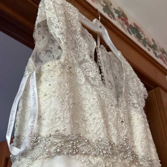 Size 12 David’s bridal wedding gown. Used once. Needs cleaning but excellent - Picture 7 of 10